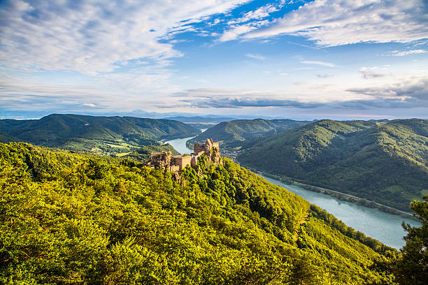 wachau valley com o rio danúbio e o castelo ruína, áustria - danube river danube valley austria valley - fotografias e filmes do acervo