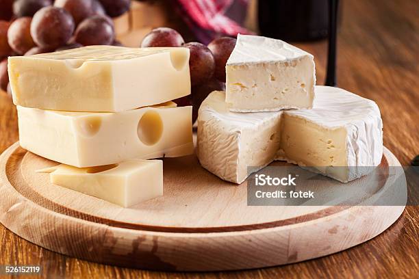 Queso Oliva Y Uvas Foto de stock y más banco de imágenes de Alimento - Alimento, Aperitivo - Plato de comida, Bebida