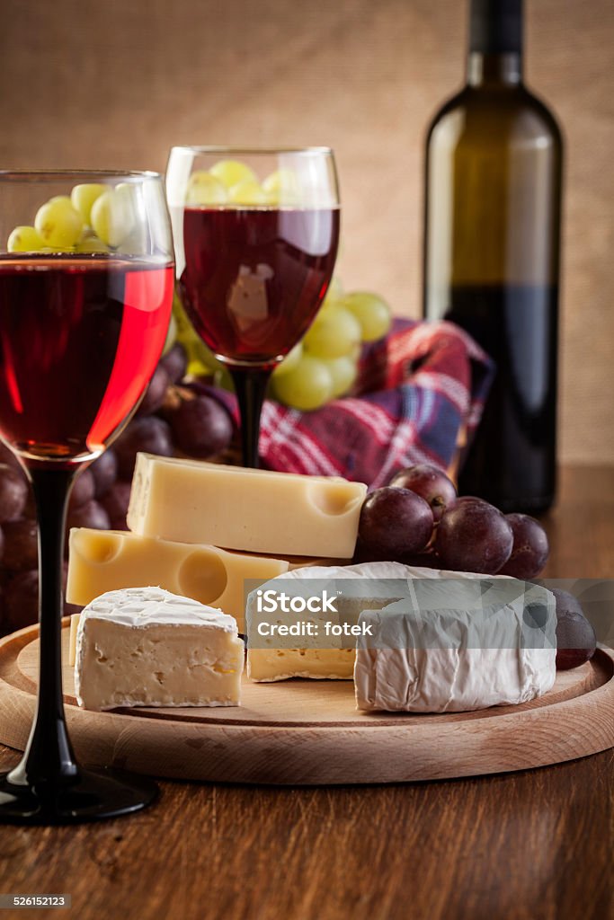 Queso con una botella de vino tinto y gafas - Foto de stock de Alimento libre de derechos