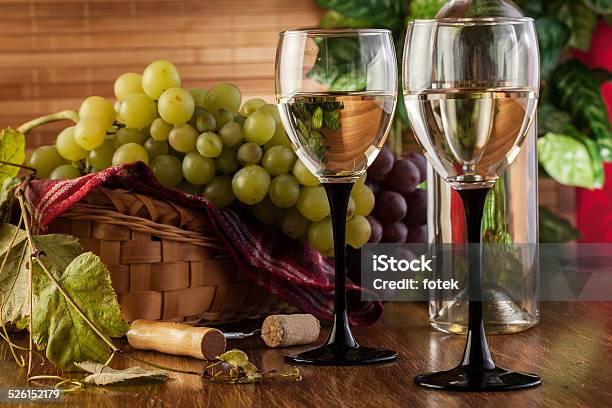 Botella Y Vasos De Vino Blanco Foto de stock y más banco de imágenes de Abrir - Abrir, Alimento, Bebida