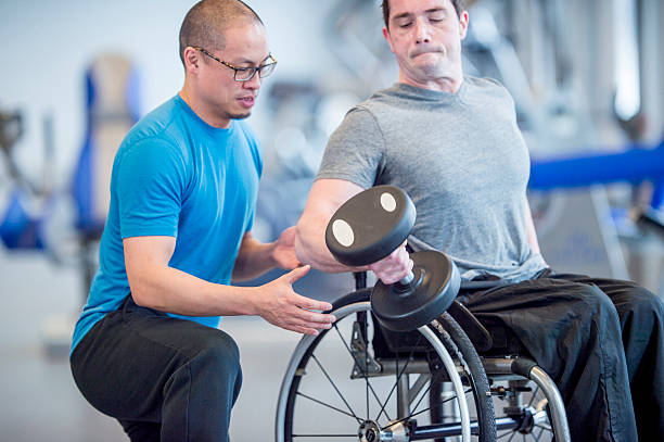 osobisty trener pracy z - men chair wheelchair sport zdjęcia i obrazy z banku zdjęć