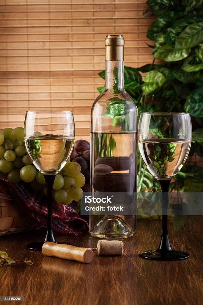 Botella y vasos de vino blanco - Foto de stock de Abrir libre de derechos