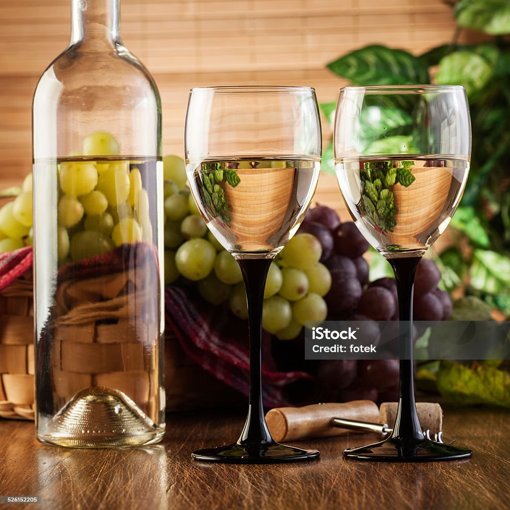 Botella y vasos de vino blanco - Foto de stock de Abrir libre de derechos