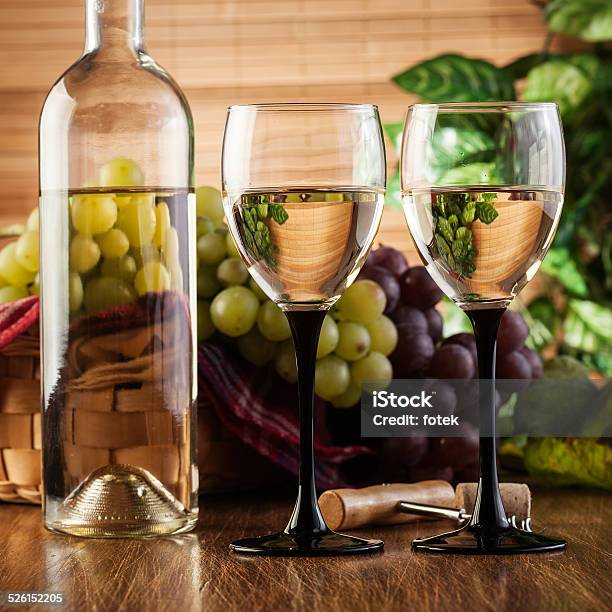 Botella Y Vasos De Vino Blanco Foto de stock y más banco de imágenes de Abrir - Abrir, Alimento, Bebida