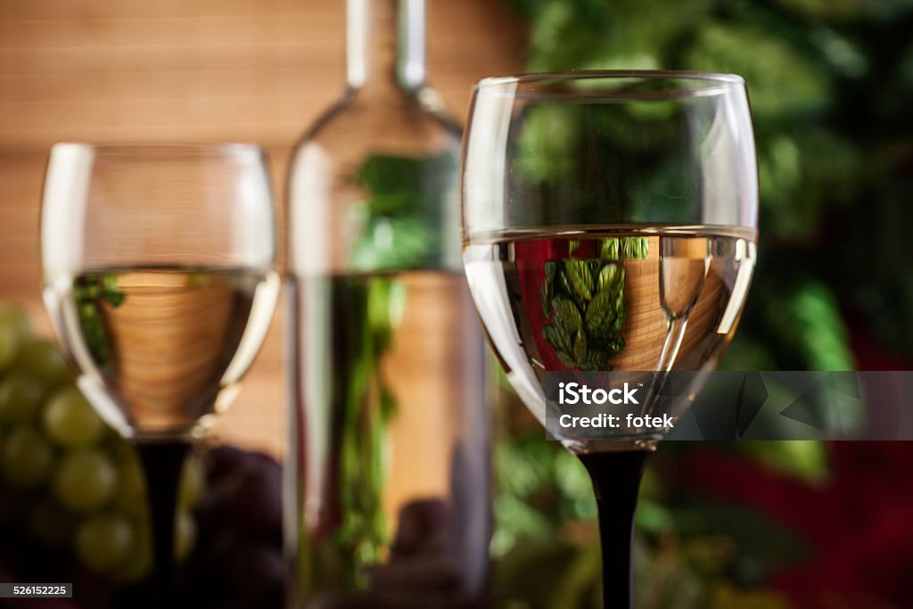 Botella y vasos de vino blanco - Foto de stock de Abrir libre de derechos