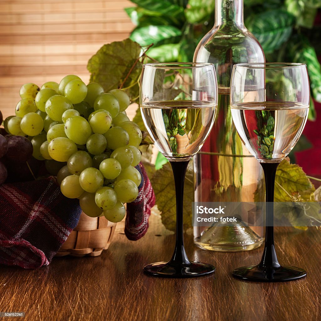 Botella y vasos de vino blanco - Foto de stock de Abrir libre de derechos