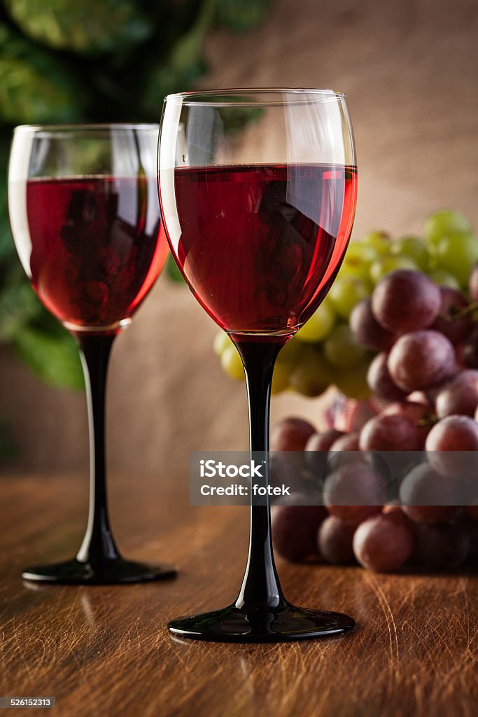 Vasos de vino tinto y botella - Foto de stock de Alimento libre de derechos