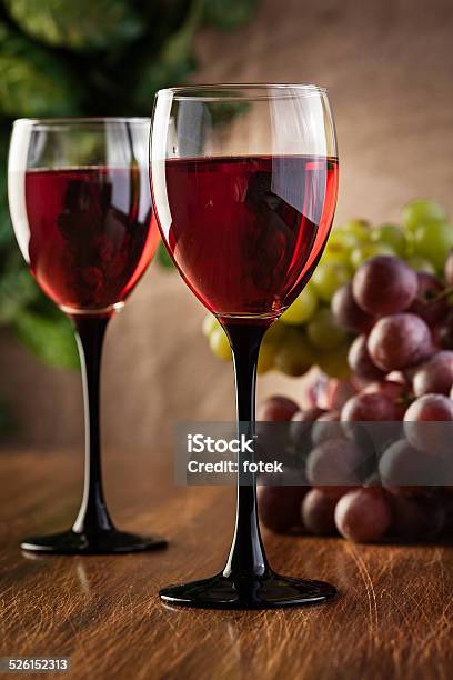 Vasos De Vino Tinto Y Botella Foto de stock y más banco de imágenes de Alimento - Alimento, Bebida, Bodega de vino