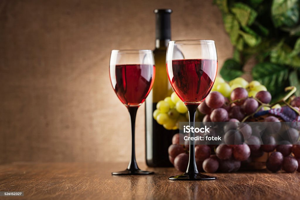 Vasos de vino tinto y botella - Foto de stock de Alimento libre de derechos
