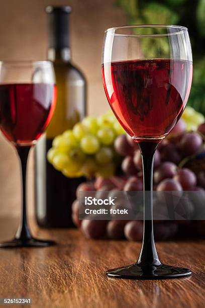 Vasos De Vino Tinto Y Botella Foto de stock y más banco de imágenes de Alimento - Alimento, Bebida, Bodega de vino