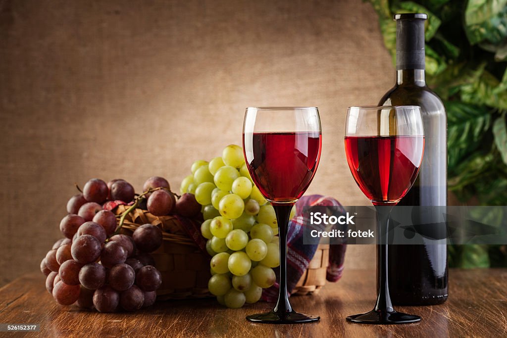 Vasos de vino tinto y botella - Foto de stock de Alimento libre de derechos