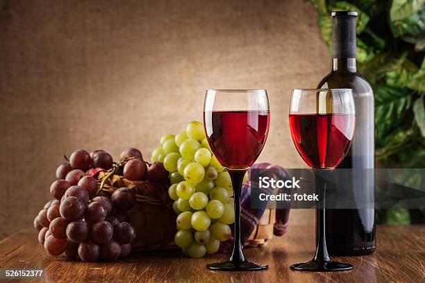 Vasos De Vino Tinto Y Botella Foto de stock y más banco de imágenes de Alimento - Alimento, Bebida, Bebida alcohólica