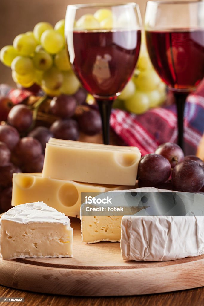 Queso con una botella de vino tinto y gafas - Foto de stock de Alimento libre de derechos