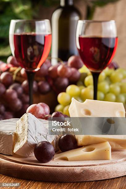 Queso Con Una Botella De Vino Tinto Y Gafas Foto de stock y más banco de imágenes de Alimento - Alimento, Aperitivo - Plato de comida, Bebida