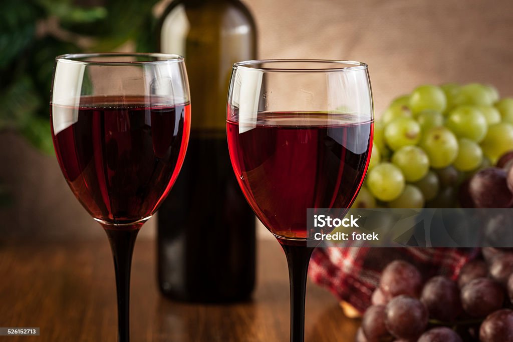 Vasos de vino tinto y botella - Foto de stock de Alcoholismo libre de derechos