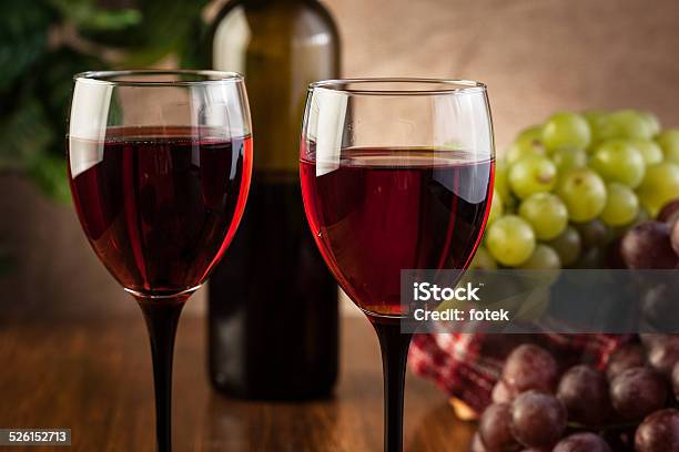 Vasos De Vino Tinto Y Botella Foto de stock y más banco de imágenes de Alcoholismo - Alcoholismo, Alimento, Bebida