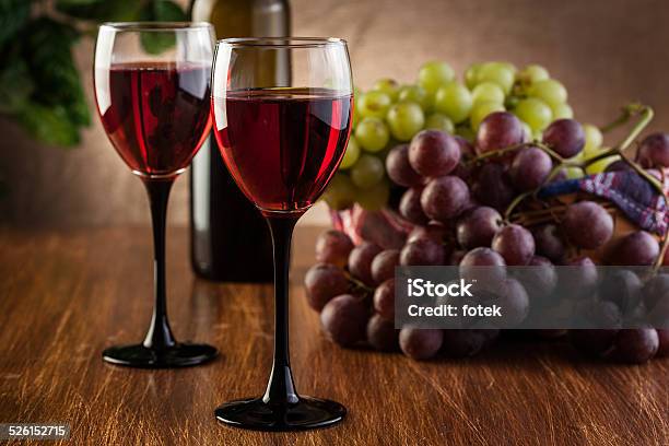 Vasos De Vino Tinto Y Botella Foto de stock y más banco de imágenes de Alcoholismo - Alcoholismo, Alimento, Bebida