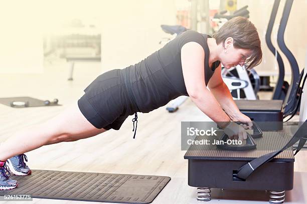 Sie Spielt Pushups Auf Vibroplatte Stockfoto und mehr Bilder von Abnehmen - Abnehmen, Alternative Behandlungsmethode, Anaerobes Training