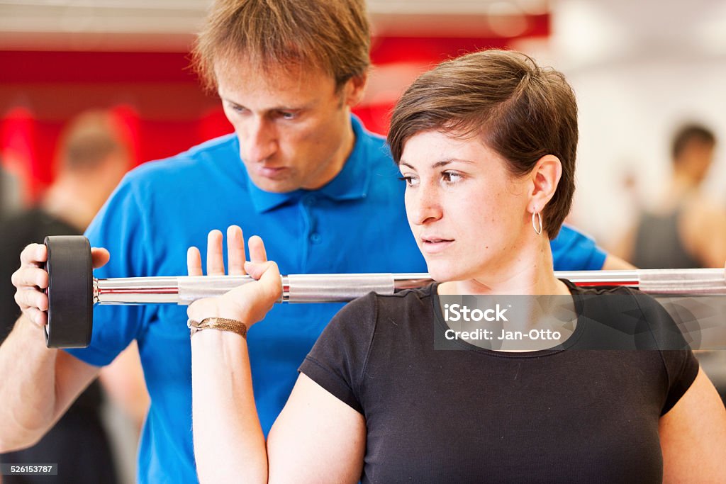 Trainer hilft seinen Kunden - Lizenzfrei Männer Stock-Foto