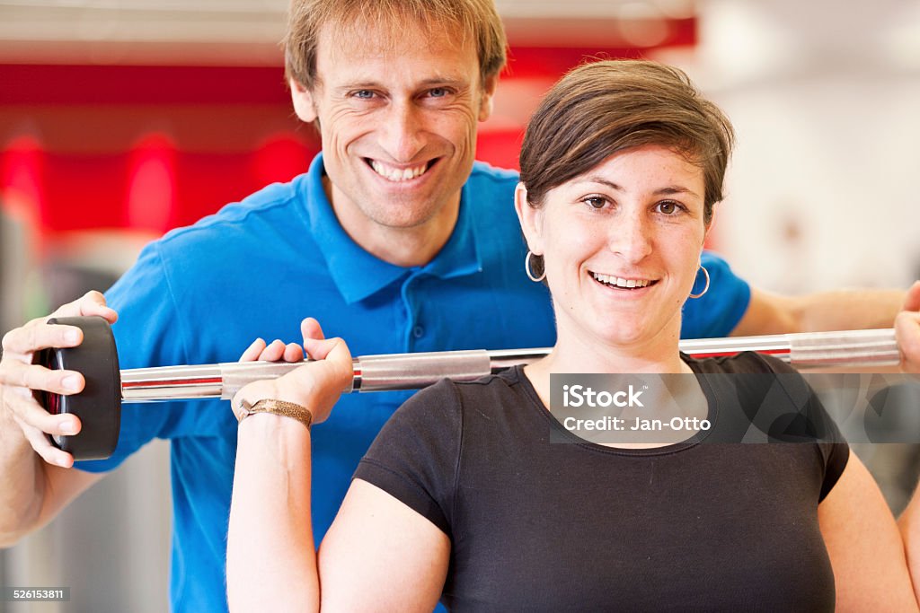 Trainer hilft seinen Kunden mit Training - Lizenzfrei Heben Stock-Foto