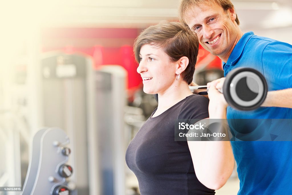 Trainer hilft seinen Kunden mit Training - Lizenzfrei Frauen Stock-Foto