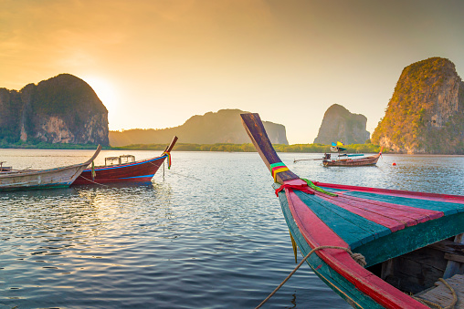 Mar tropical y playa con larga cola barco en Tailandia photo