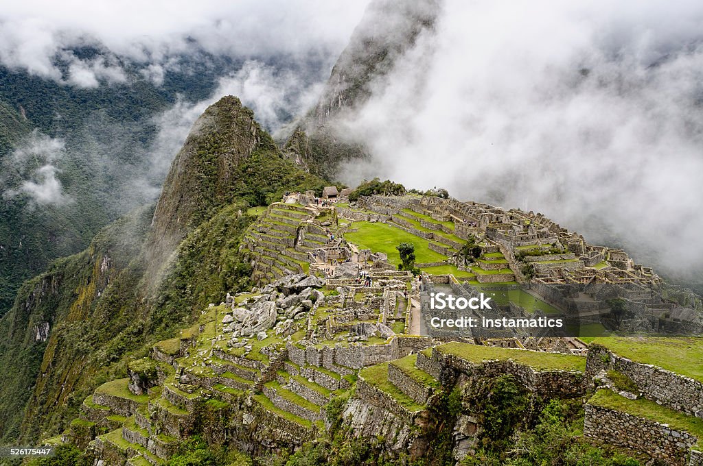 Machu Picchu in Peru mit weißen Wolken - Lizenzfrei Alt Stock-Foto