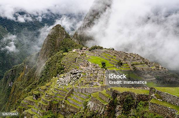 Machu Picchu In Peru Mit Weißen Wolken Stockfoto und mehr Bilder von Alt - Alt, Anden, Antike Kultur