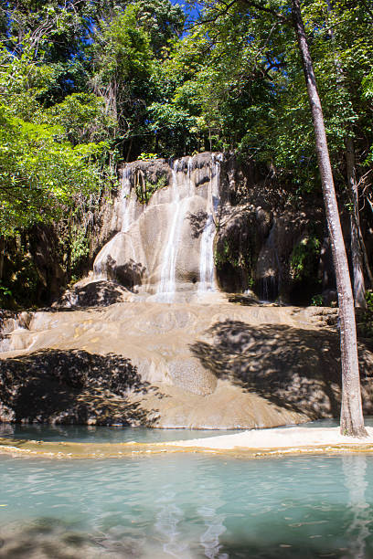 hermosa cascada en la provincia de kanchanaburi, tailandia - kanchanaburi province beauty in nature falling flowing fotografías e imágenes de stock