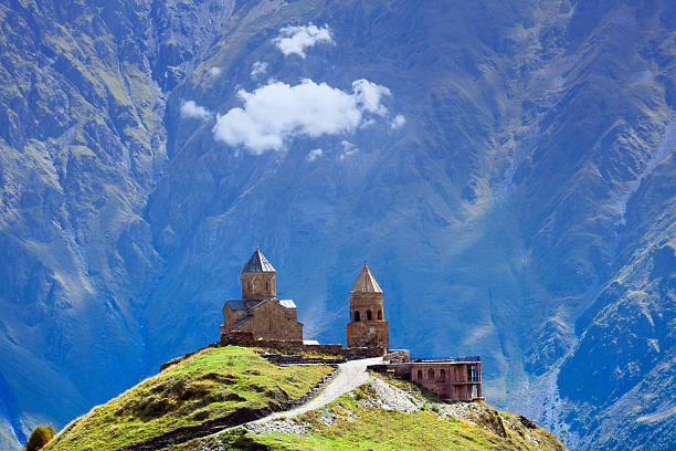 높은 산 교회 - caucasus mountains caucasus mountain range mountain 뉴스 사진 이미지