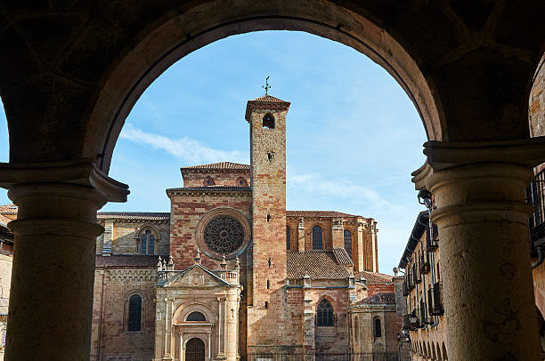 catedral de sigüenza en españa - rose window window church built structure fotografías e imágenes de stock