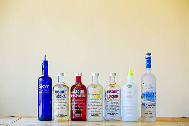 водка бар выбор - grey goose vodka стоковые фото и изображения