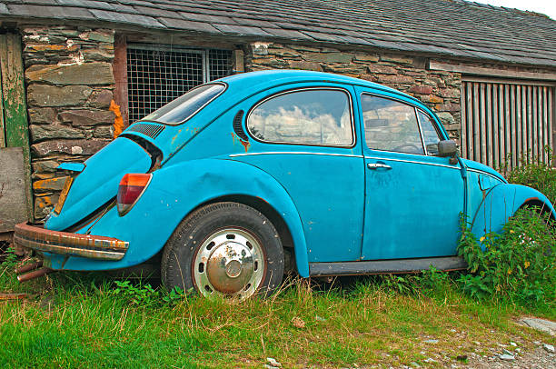 カブトムシ rusting たフォルクスワーゲンのファームビル - car old rusty scrap metal ストックフォトと画像