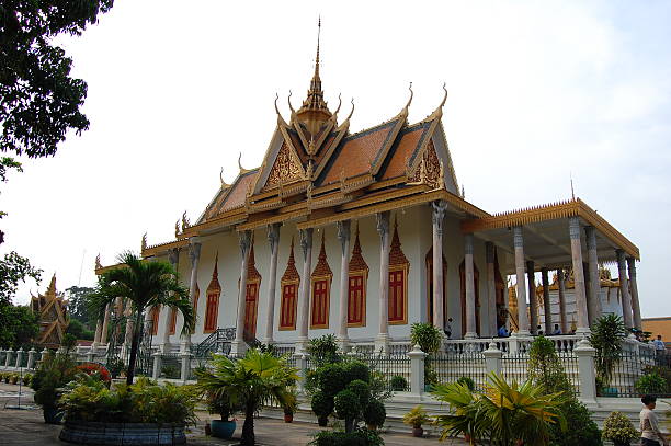 pagoda d'argento, phnom penh, cambogia - stupa royal stupa local landmark national landmark foto e immagini stock