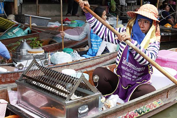 mercado trader no mercado flutuante de damnoen saduak - indigenous culture famous place thailand bangkok - fotografias e filmes do acervo