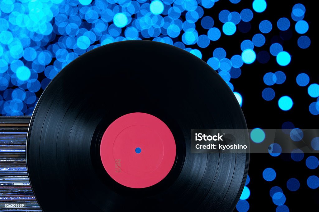 スタックドレコードアゲインストデフォーカス照明 - アナログレコードのロイヤリティフリーストックフォト