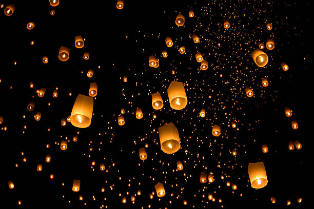flutuando lanternas asiáticas em chiangmai, tailândia - lantern - fotografias e filmes do acervo