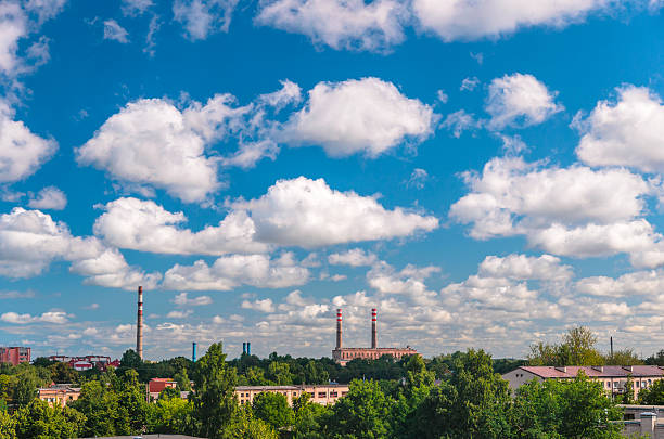 ciel nuageux et la vue sur le paysage industriel - organic horizon over land horizontal crop photos et images de collection