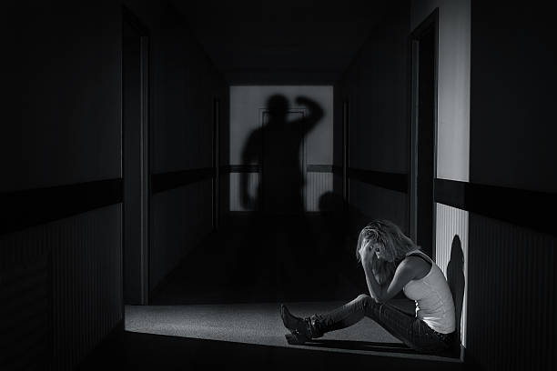 abus et la violence domestique - frustration women threats disappointment photos et images de collection