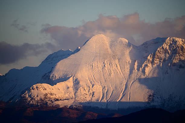 Montanha de nevadas - foto de acervo