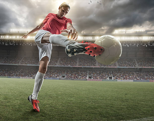 niña jugando al fútbol - patadas fotografías e imágenes de stock