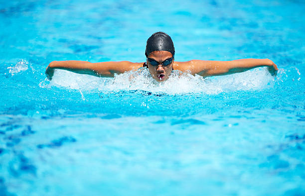 koncentracja na poprawę jej czas - butterfly swimming zdjęcia i obrazy z banku zdjęć