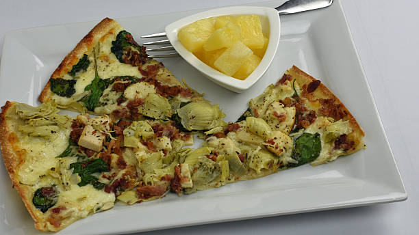 pizzas et plats de poulet et au bacon - pizza artichoke spinach chicken photos et images de collection