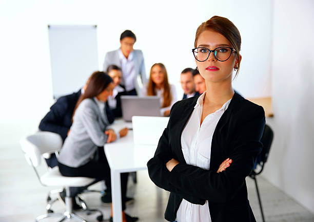 donna d'affari in piedi davanti a una riunione di lavoro - 20s adult camera caucasian foto e immagini stock