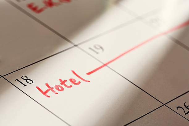 "hotel'auf kalender. " urlaub oder auf geschäftsreise? - time month rear view calendar stock-fotos und bilder