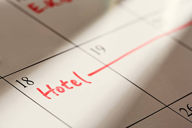 "hotel'escrito en el calendario. " vacaciones o viaje de negocios? - time month rear view calendar fotografías e imágenes de stock