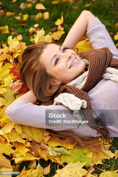 Foto de Apreciar Este Bom Dia No Outono Nos Eua e mais fotos de stock de Adulto - Adulto, Autoconfiança, Beleza - iStock Foto de Apreciar Este Bom Dia No Outono Nos Eua e mais fotos de stock de Adulto - Adulto, Autoconfiança, Beleza - iStock