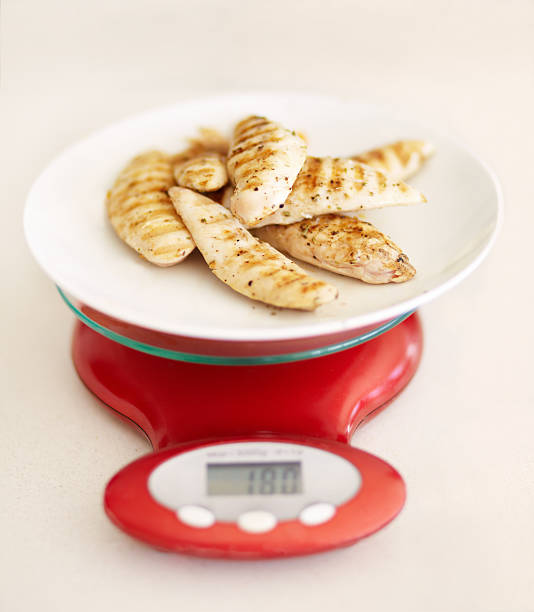 parfaitement assaisonné et somptueux - serving size weight scale scale food photos et images de collection