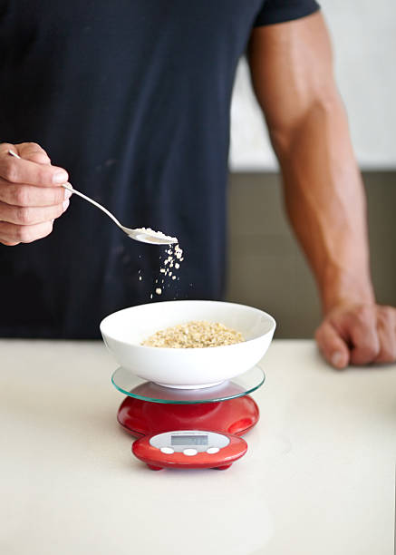 portioning est la clé - serving size weight scale scale food photos et images de collection