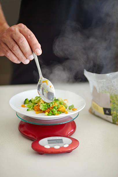 legumes são essenciais com cada refeição - serving size weight scale scale food - fotografias e filmes do acervo